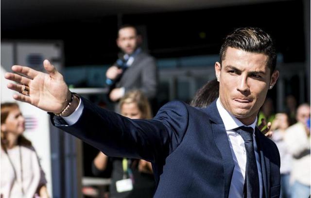 德甲战报：迪亚斯传射、杰克逊锁胜局，拜仁3-1圣保利（德甲：迪亚斯传射建功，杰克逊终结悬念，拜仁3-1击退圣保利）