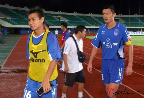 梅西职业生涯获得13座联赛冠军：西甲10冠、法甲2冠、美职联1冠（梅西生涯联赛13冠：西甲10冠、法甲2冠、美职联1冠）