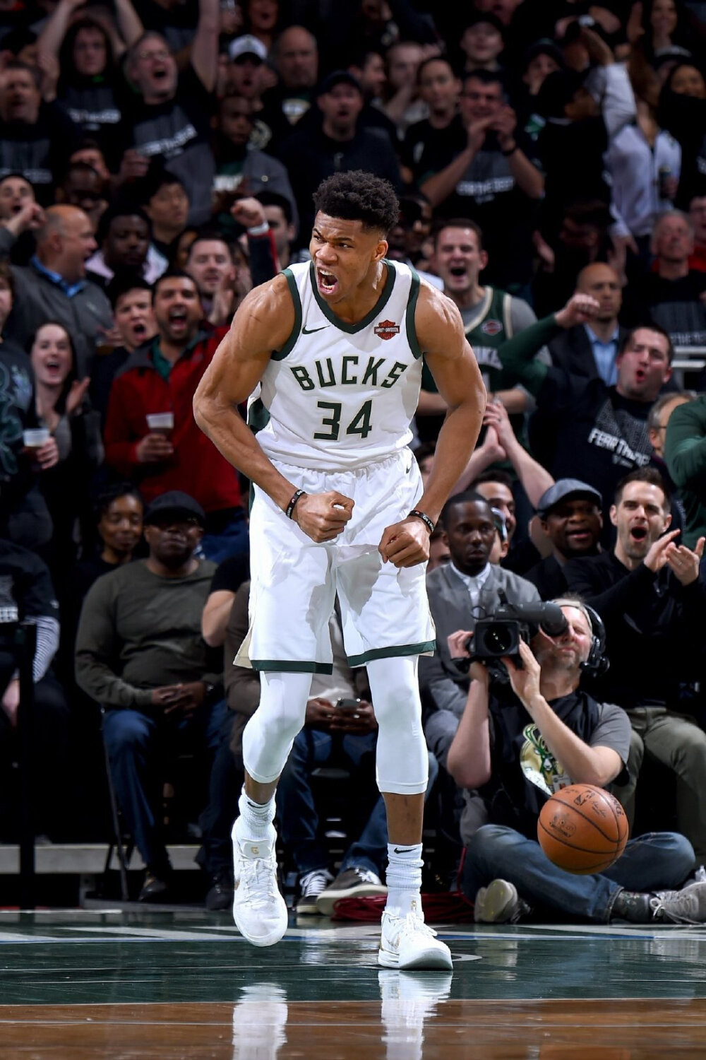 谢文能晒与妻子参观伯纳乌照片：再一次回来有了不一样的感觉（谢文能携妻重游伯纳乌晒照：再回此地感受已不同）