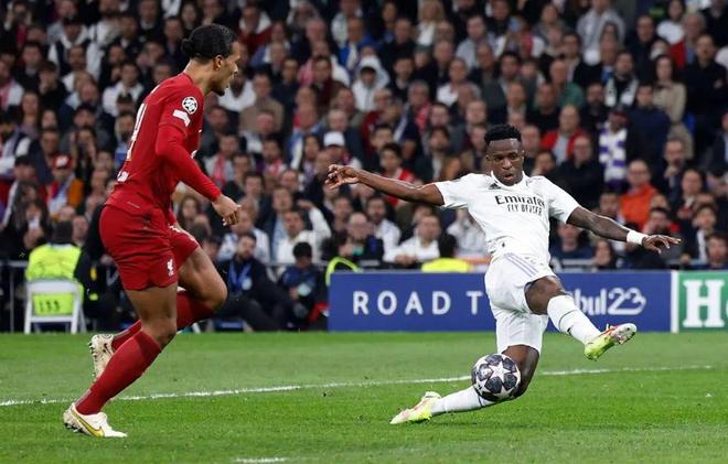 足球英超裁判再陷争议，赛后官方急发声明（英超裁判判罚再起争议，赛后官方紧急回应）