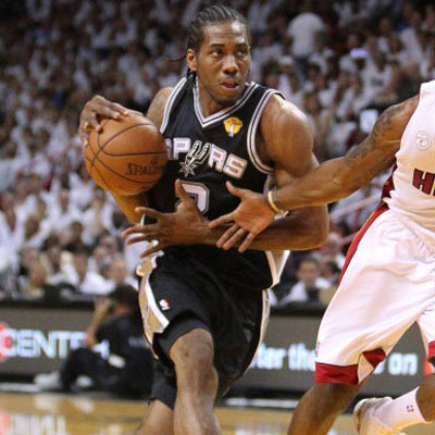 达成尤文生涯200场里程碑，洛卡特利获赠纪念球衣（洛卡特利迎来尤文生涯第200场，获赠纪念球衣）