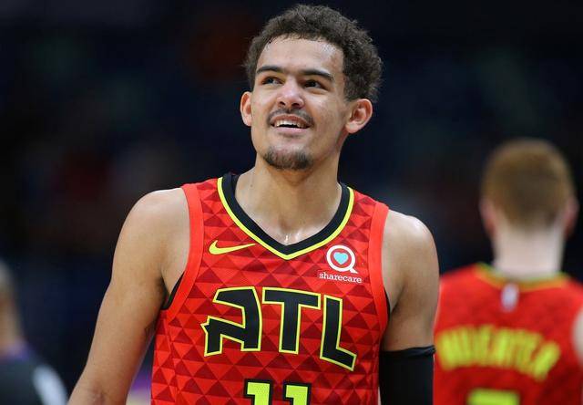 骑士新赛季表现下滑，爆冷输给马刺，主场优势助力取胜，马刺虽缺主力仍保持竞争力。（骑士状态走低遭马刺爆冷，主场加持助其告捷，马刺缺将仍具竞争力）