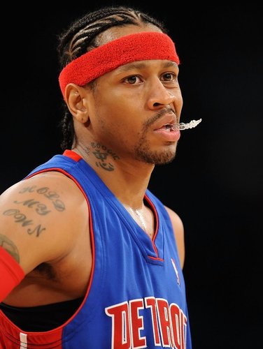 超高效率！里夫斯15投12中砍下38分8篮板（里夫斯手感炽热：15投12中砍下38分8篮板）