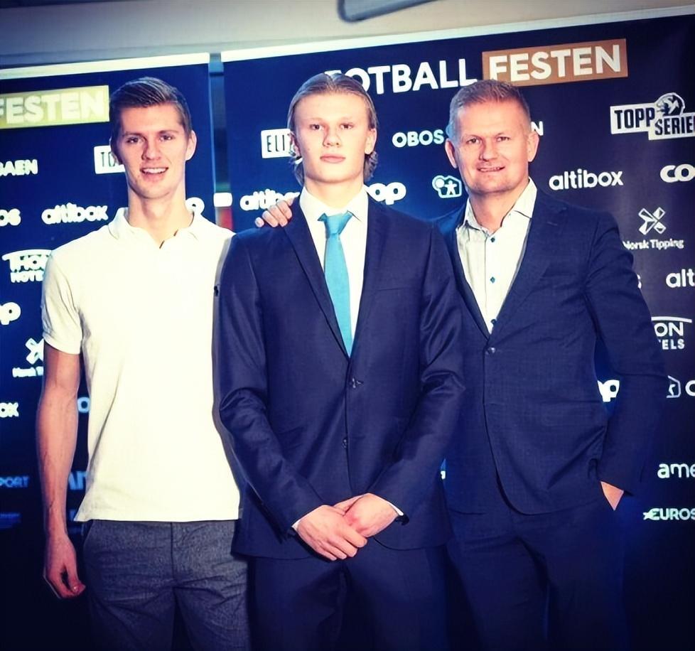 在极光下滑冰，这算不算人生的“高光”时刻？（极光之下滑冰，是否人生最闪耀的瞬间？）