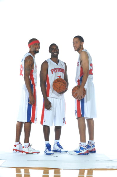 新国足年内重组无望 邵佳一要大换血弃用4大老将 3大新星成中流砥柱（新国足年内重组渺茫 邵佳一拟大换血弃用四老将 三新星有望挑大梁）